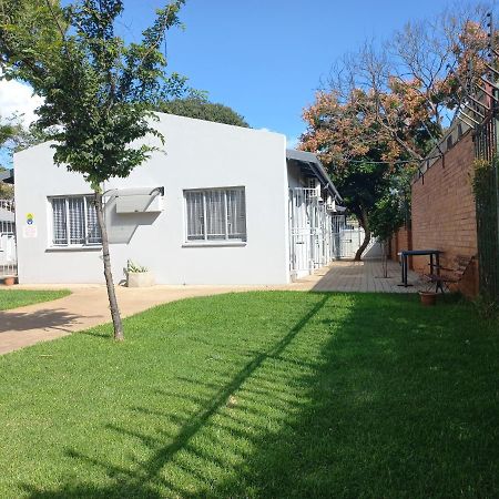 Triple9 Hatfield Guesthouse Pretoria Bagian luar foto