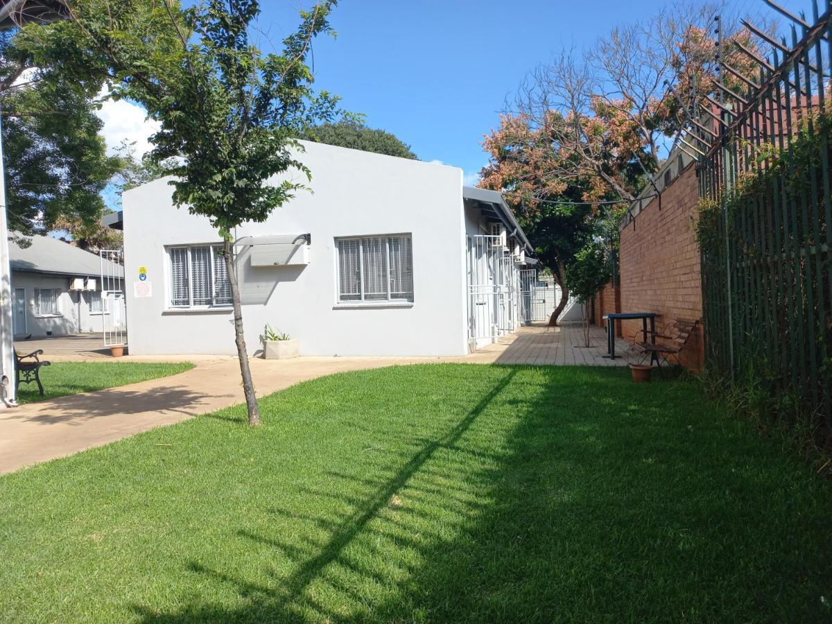 Triple9 Hatfield Guesthouse Pretoria Bagian luar foto