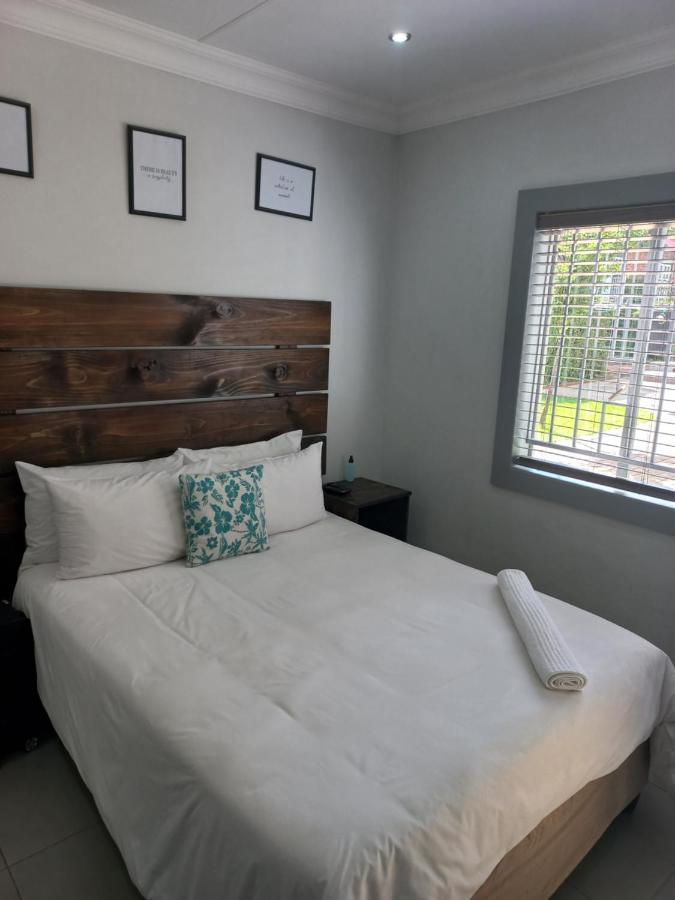 Triple9 Hatfield Guesthouse Pretoria Bagian luar foto